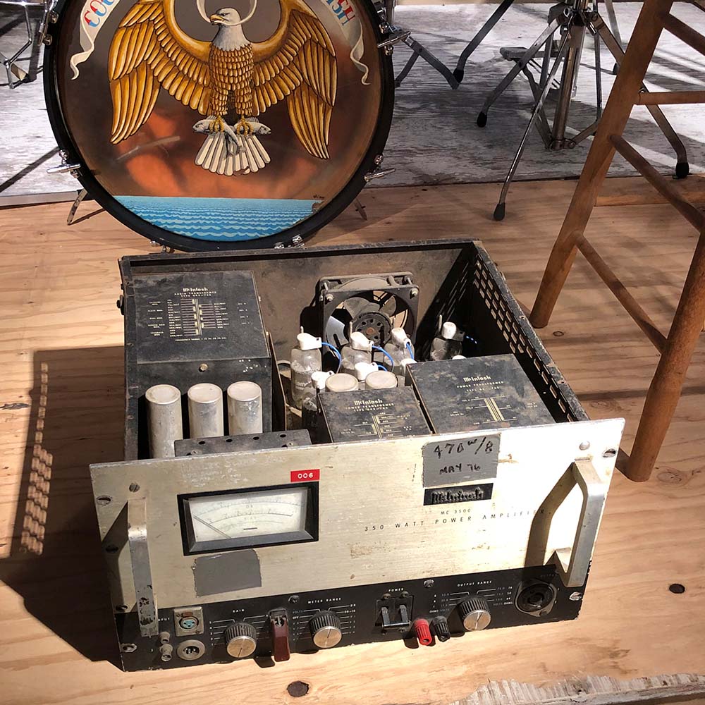 Einer der originalen McIntosh MC3500-Verstärker, die in Woodstock verwendet wurden, ausgestellt im Bethel Woods Center for the Arts.